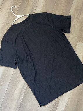 Vuori Workout Tshirt strato tech tee crew short sleeve mens Navy Blue medium gym